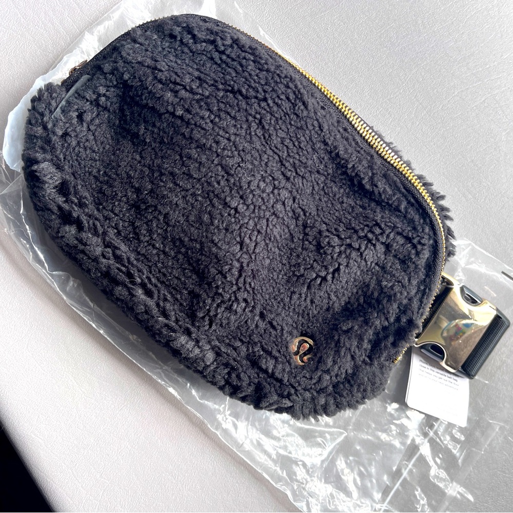LULULEMON NWT Black Fleece Everywhere Belt Bag
